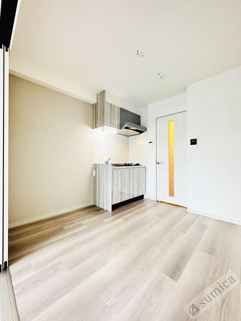 居室・リビング　内装は白を基調として建具とキッチンがグッと映えてます＾＾