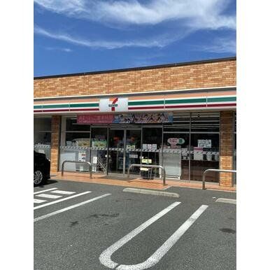 コンビニ　セブンイレブン江戸川上篠崎3丁目店（コンビニ）まで890m