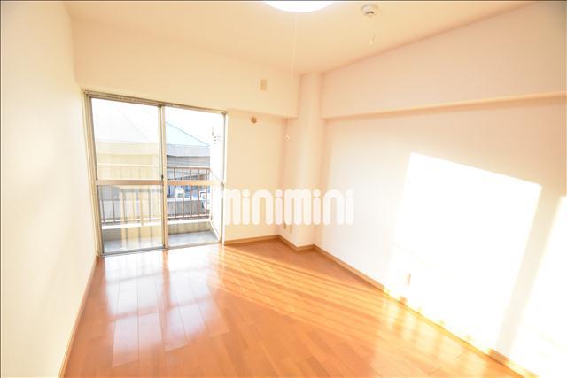 居室・リビング　明るい日差しが入り込むお部屋です