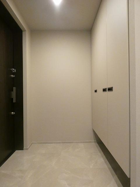 玄関　※別部屋の参考写真です。