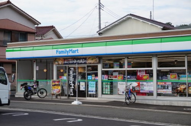 コンビニ　ファミリーマート 宮前初山店（コンビニ）まで476m