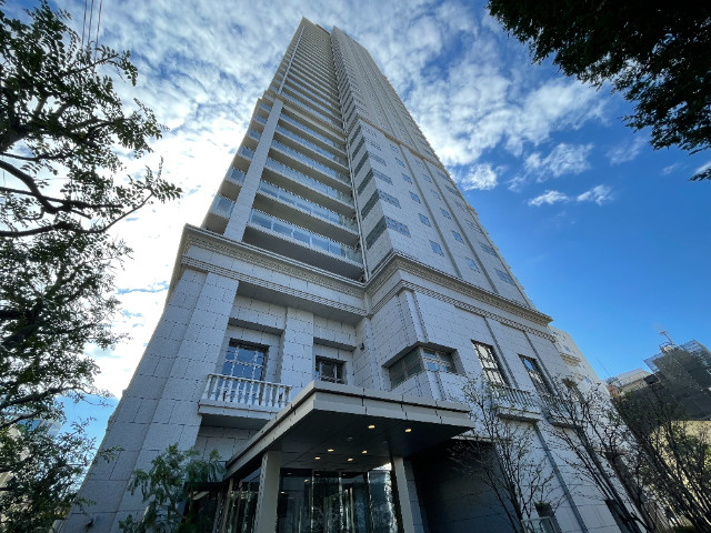 建物外観　南向きバルコニーで海を一望できます。