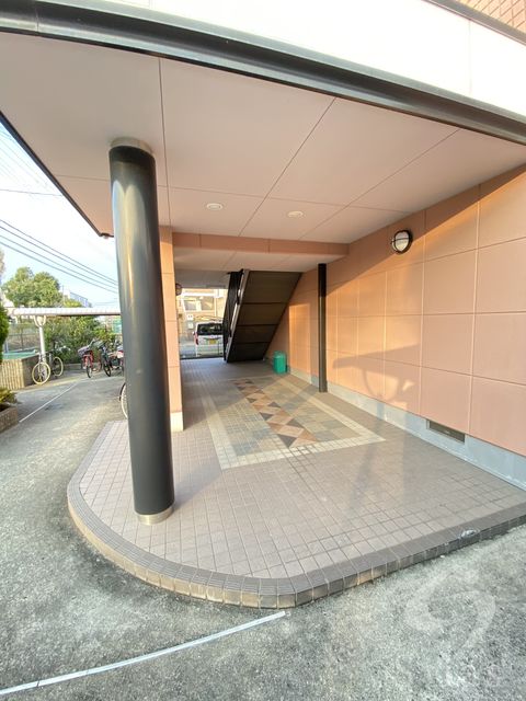 地下鉄御堂筋線 北花田駅 徒歩8分 3階建 築26年の外観写真