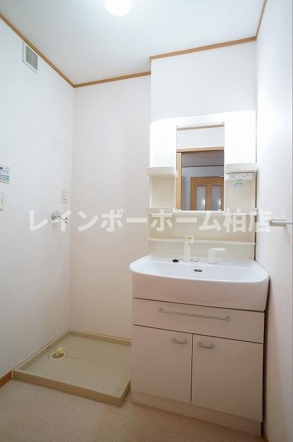 洗面設備　シャワー付き洗面台です
