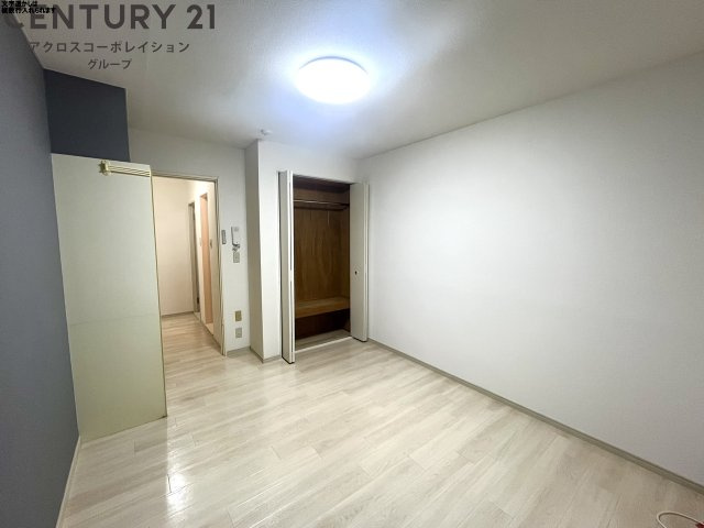 居室・リビング　大きな収納付きのお部屋です♪