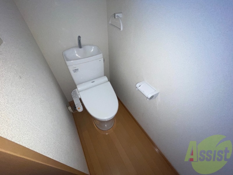 トイレ　トイレは温水洗浄便座です。シンプルな雰囲気になっています。