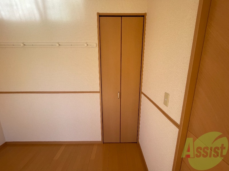収納　寝室に収納があるため洋服やスーツを収納するのに便利です