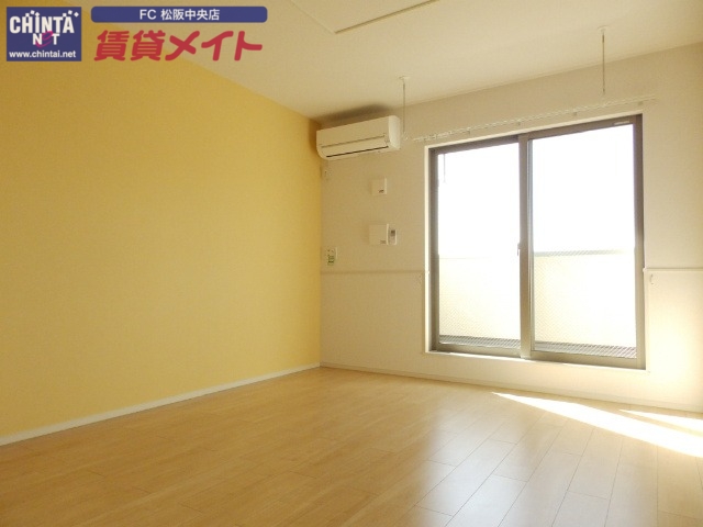 居室・リビング　同タイプ別部屋反転写真です