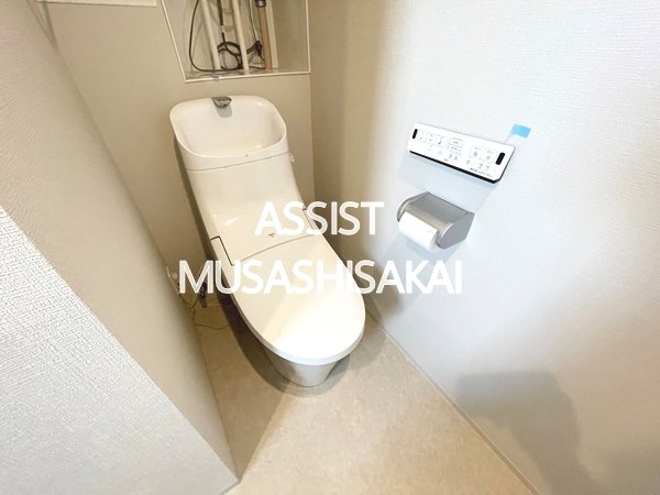 トイレ　写真：設備同仕様の別号室です