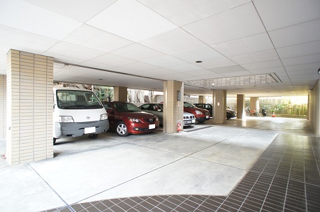 駐車場　１階は駐車場・駐輪場！月額２０，０００円・要空確認