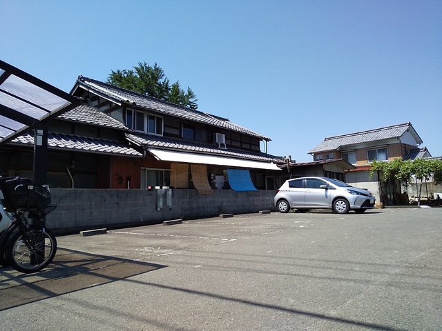 【松山市溝辺町のアパートの駐車場】