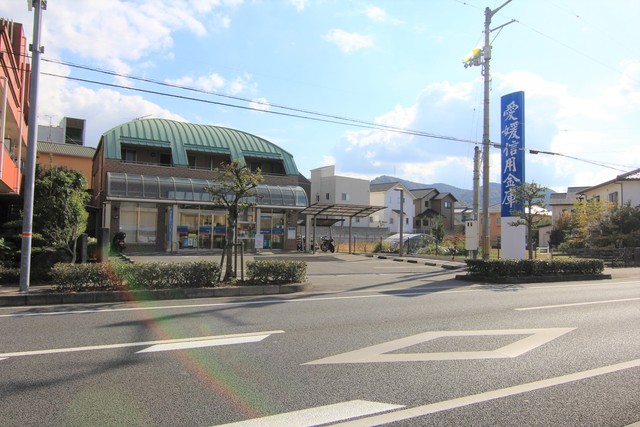 【松山市溝辺町のアパートの銀行】