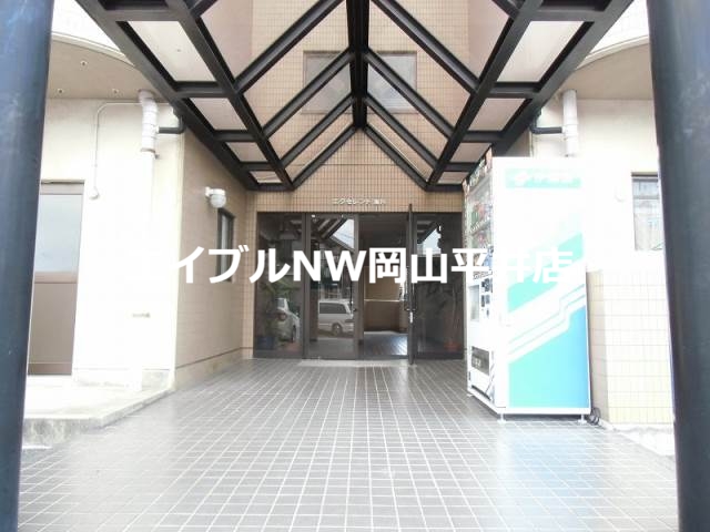 【岡山市中区西川原のマンションのエントランス】