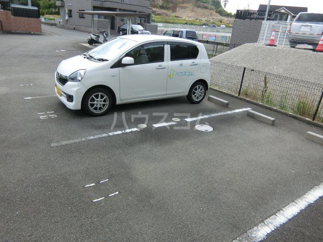 メゾンリュンヌの駐車場