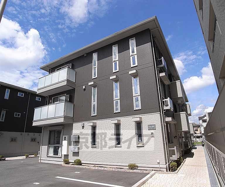京都市西京区桂北滝川町のアパートの建物外観