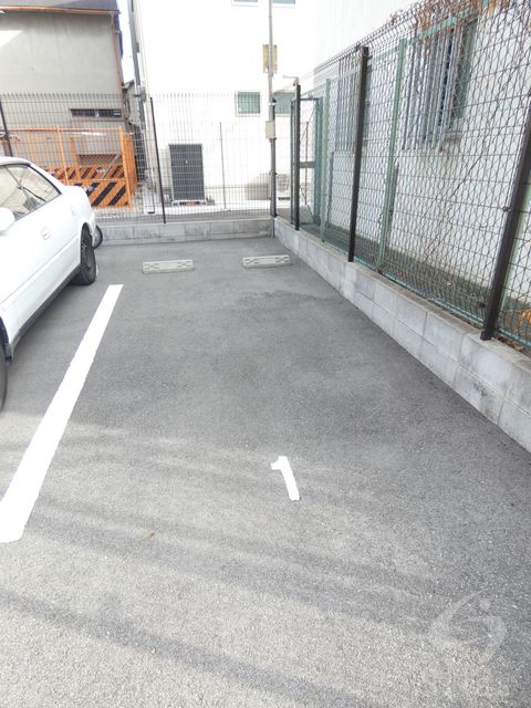 【大阪市西淀川区野里のマンションの駐車場】