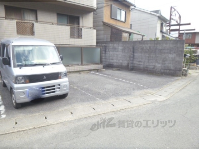 【グレイス勧修寺の駐車場】