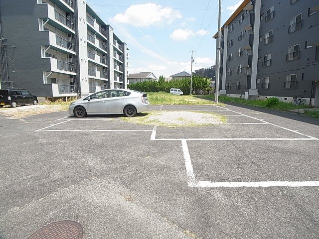 【神戸市北区緑町のマンションの駐車場】