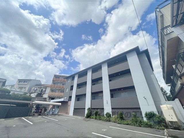 京都市北区大北山原谷乾町のマンションの建物外観