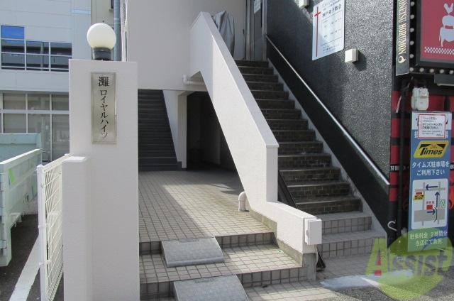 【神戸市灘区記田町のマンションのエントランス】