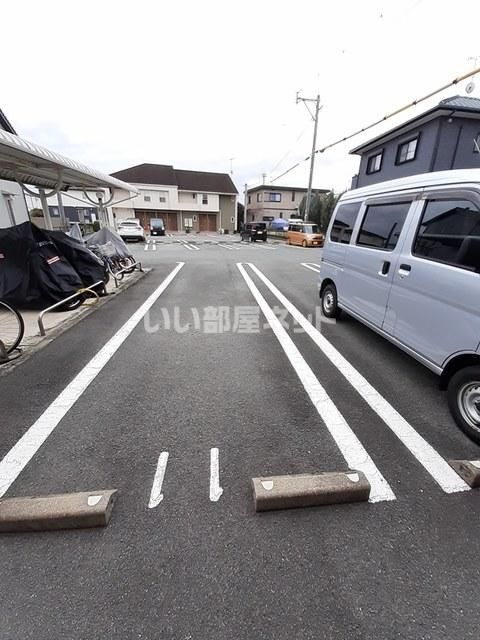 【八女市室岡のアパートの駐車場】