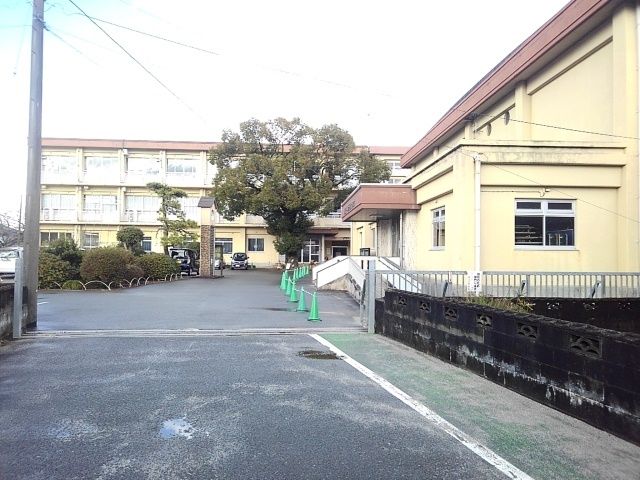 【八女市室岡のアパートの小学校】