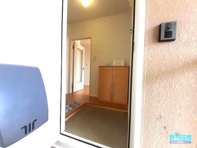 玄関　※過去の室内写真のため現況と異なる場合があります