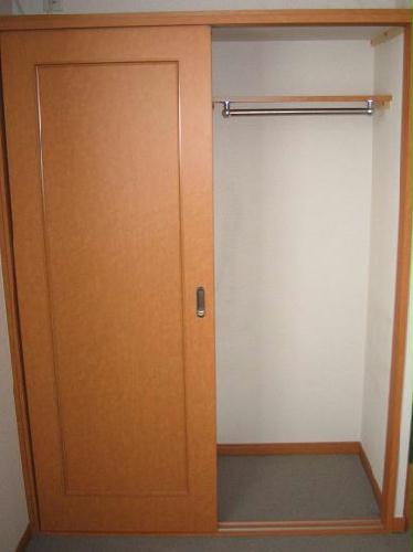 収納　1階：フローリング、2階：絨毯