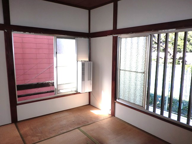 居室・リビング　２面採光　和室６帖　畳は入居時、交換