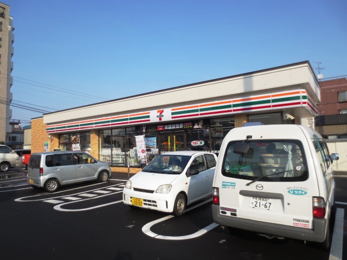 コンビニ　セブンイレブン（コンビニ）まで220m