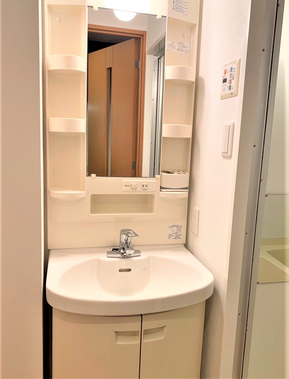 洗面設備　縦型照明シャワー付独立洗面台