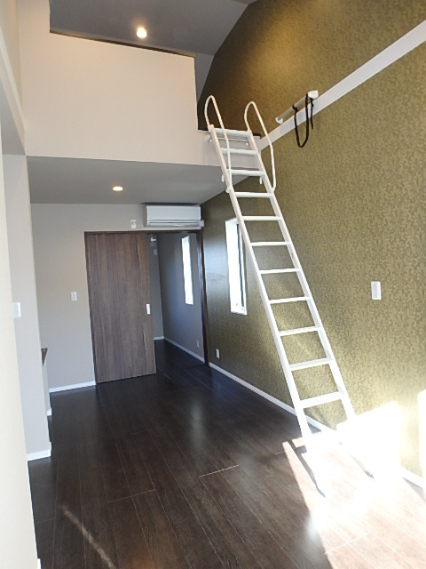 居室・リビング　日当たり良好。アクセントクロス効いてます