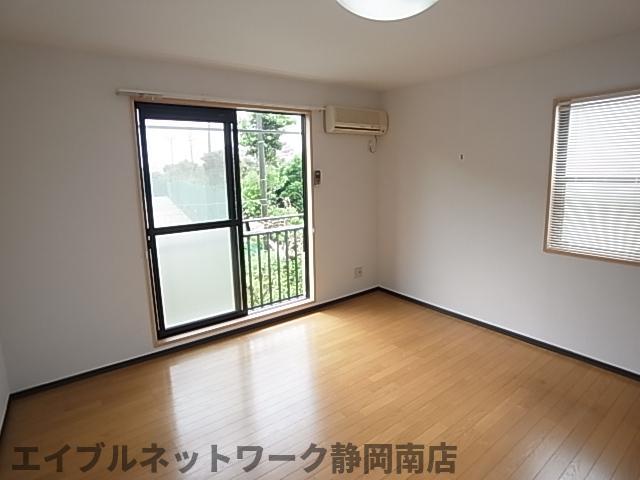 居室・リビング　こちらの居間で趣味の時間をお楽しみください