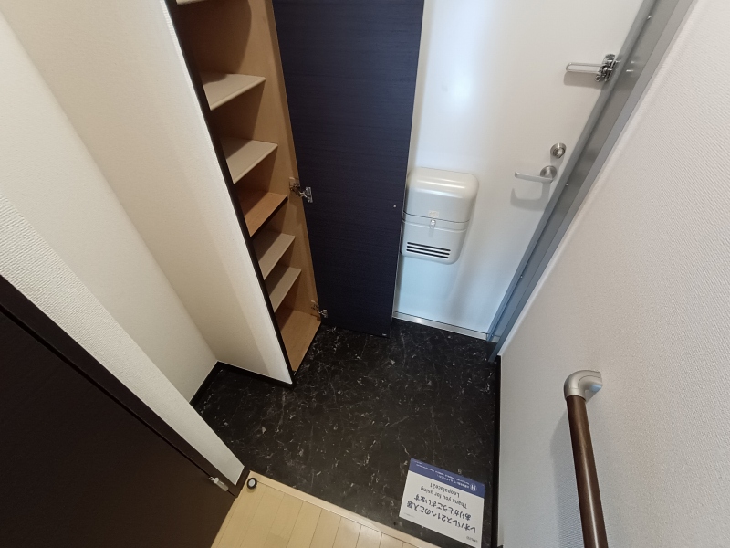 玄関　玄関には下駄箱スペースがあります。