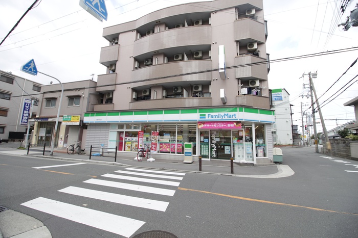 コンビニ　ファミリーマート（コンビニ）まで120m