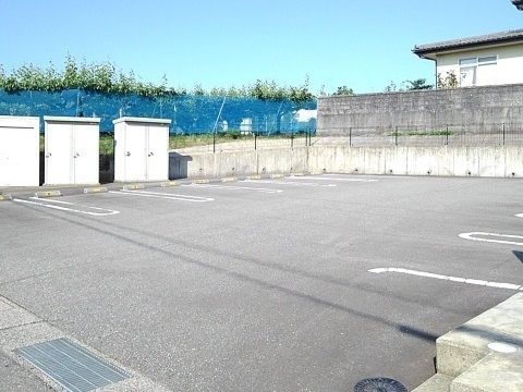 駐車場　駐車場があるので、車を買う予定の方も安心です