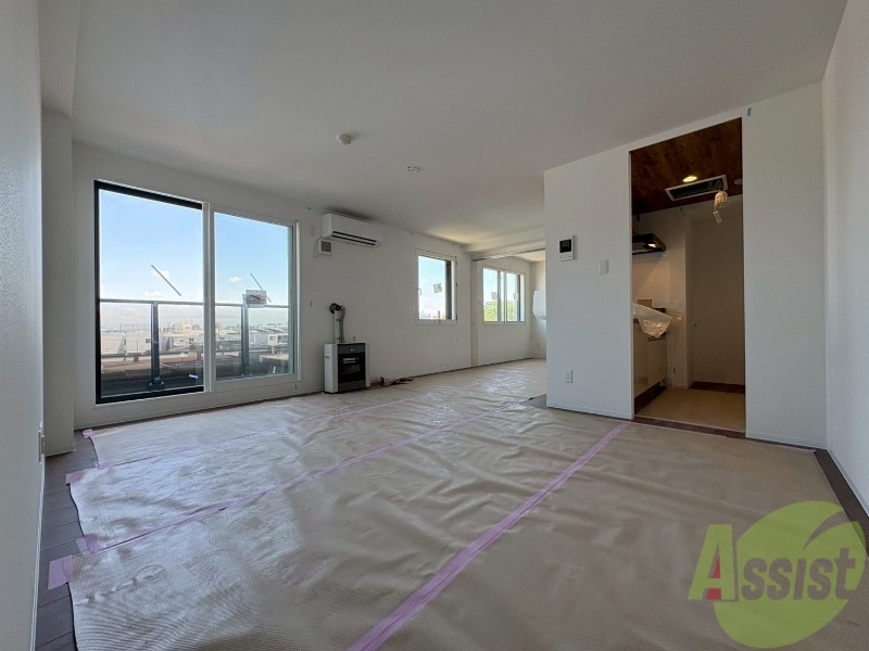 居室・リビング　木目のフローリングは落ち着きのある印象のお部屋になりますね。