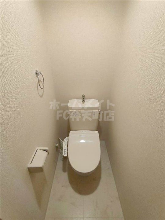 トイレ　落ち着いた色調のトイレです