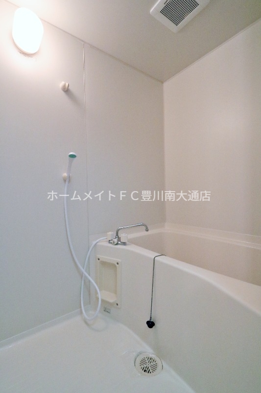 バス・シャワールーム　同型別部屋写真（反転）