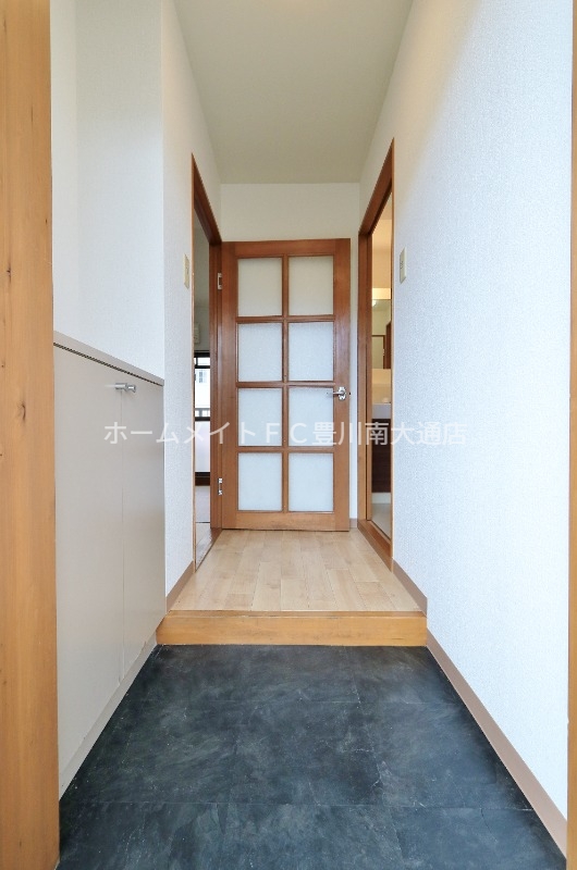 玄関　同型別部屋写真（反転）