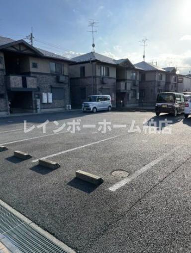 駐車場　駐車場があるので、車を買う予定の方も安心です