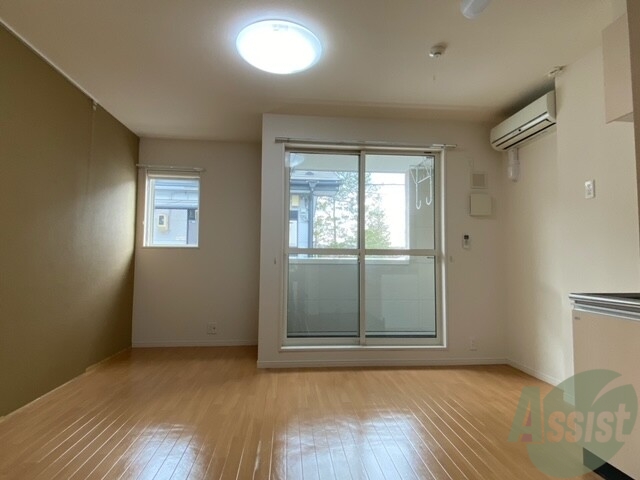 居室・リビング　陽の光が差し込む明るいお部屋は気持がいいですね～