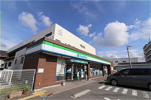 コンビニ　ファミリーマート東大阪加納店（コンビニ）まで566m