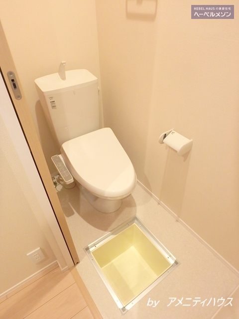 トイレ　●温水洗浄暖房便座付きの快適なトイレスペース。