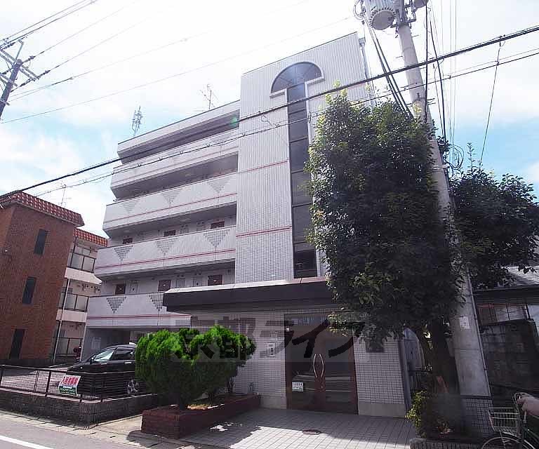 京都市右京区嵯峨中又町のマンションの建物外観