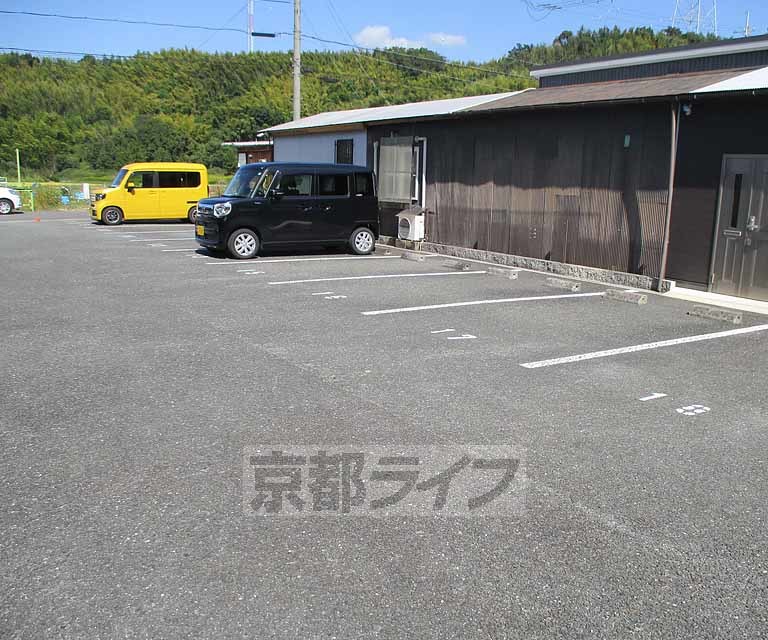 【綴喜郡井手町大字井手のアパートの駐車場】