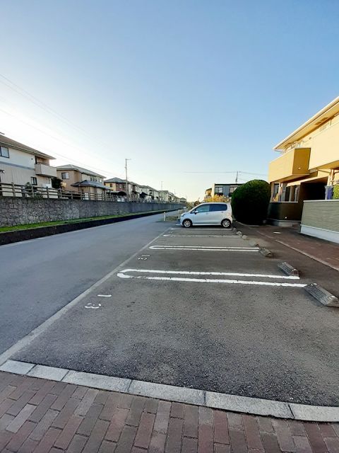 【松山市下難波のアパートの駐車場】