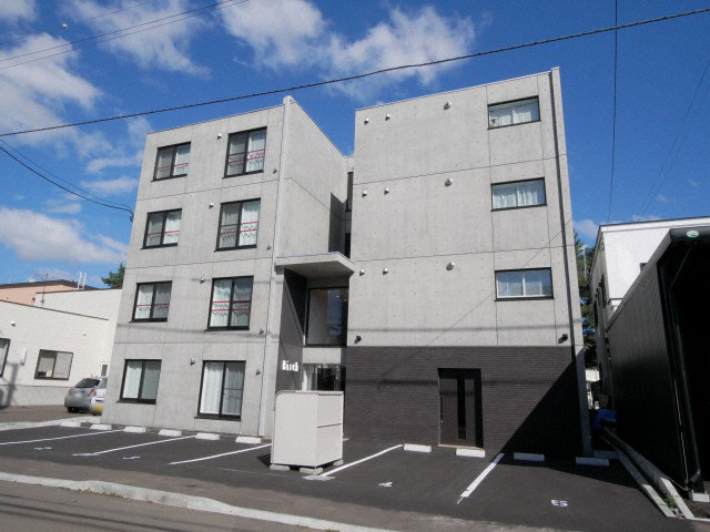 札幌市白石区本通のマンションの建物外観