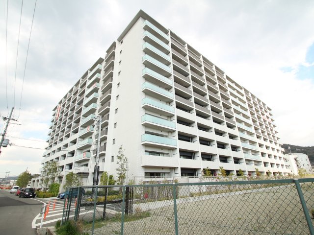 川西市火打のマンションの建物外観