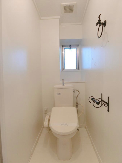 トイレ　落ち着いた色調のトイレです